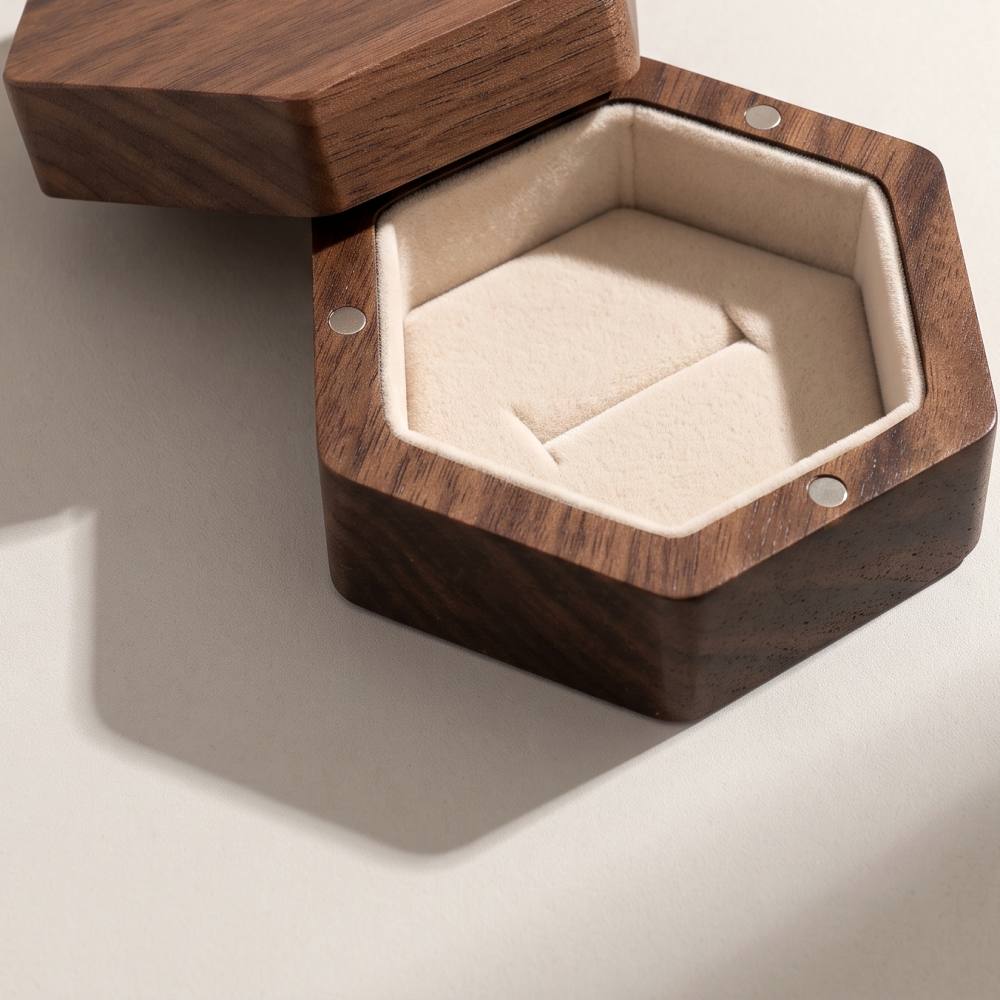 RB527 RB527  Hexagon Ring Box, Lift-Off Lid — colour C4