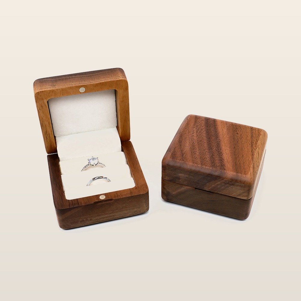 RB534  Square Ring Box, Solid Lid, Cream Interior