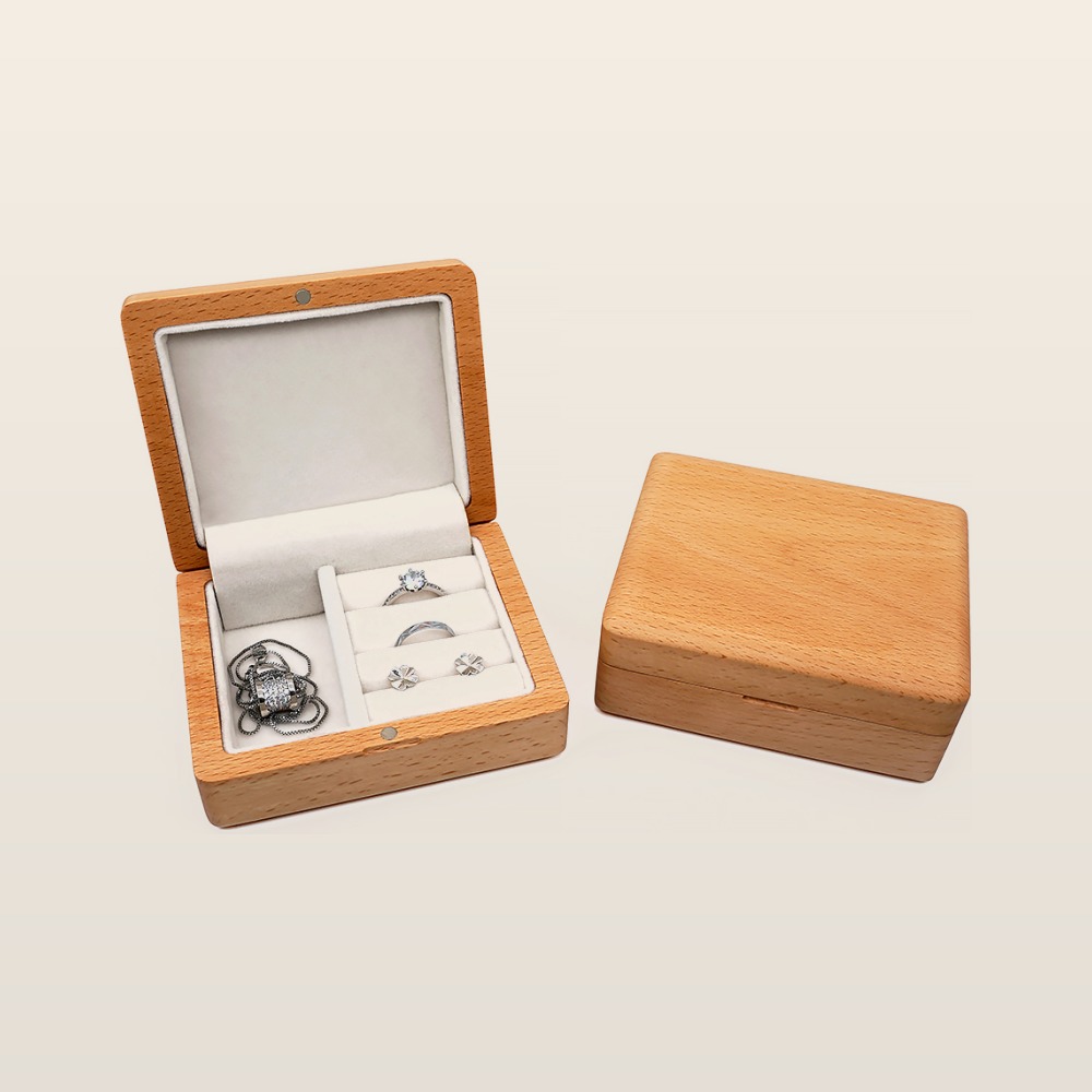 RB535  Square Ring Box, Beech, Engraved Lid