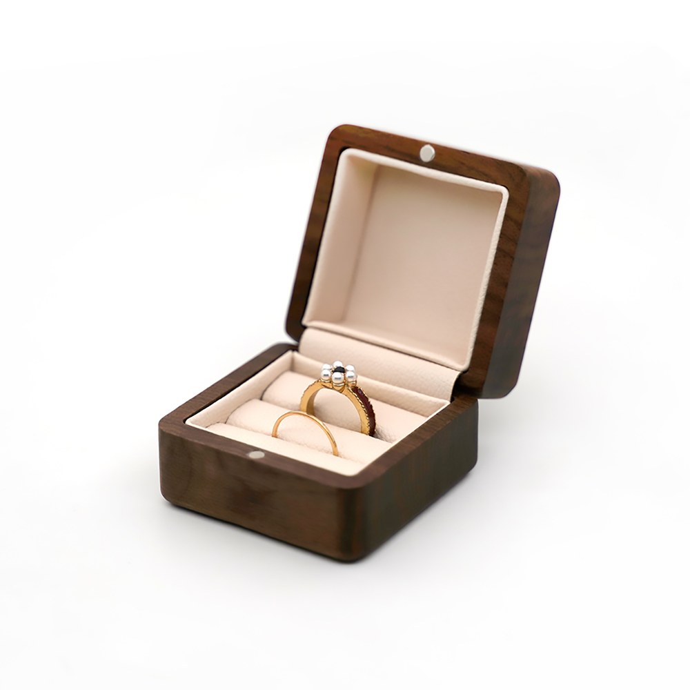 RB552 Square Ring Box, Rounded Corners, Cream Interior