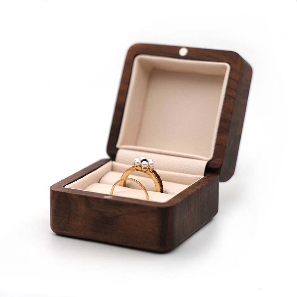 RB552 RB552  Square Ring Box, Rounded Corners, Cream Interior — view 2