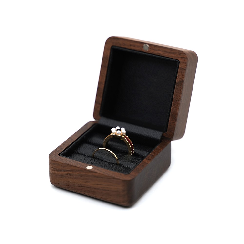 RB552 RB552  Square Ring Box, Rounded Corners, Cream Interior — view 4