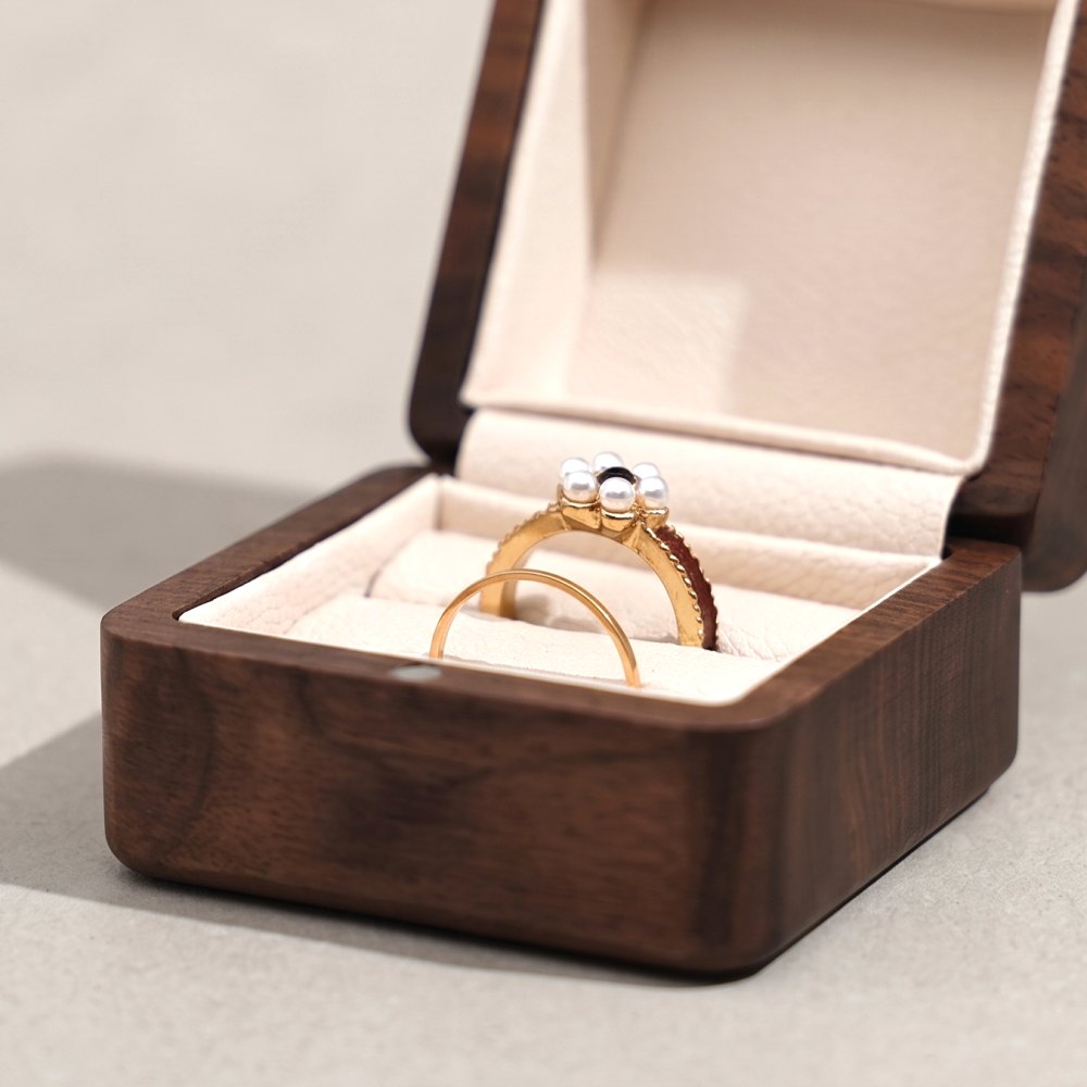 RB552 RB552  Square Ring Box, Rounded Corners, Cream Interior — colour C2