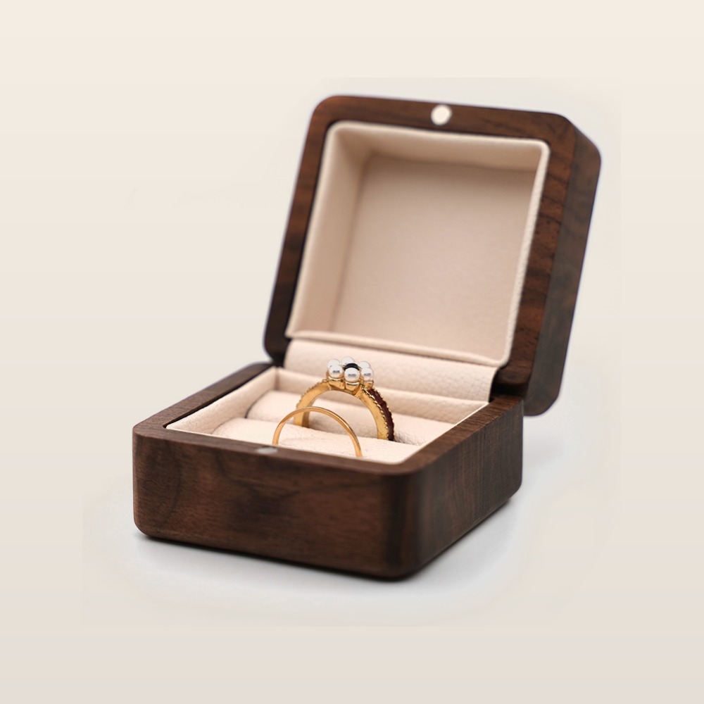 RB552  Square Ring Box, Rounded Corners, Cream Interior